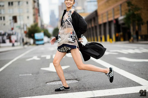 Quay cuồng đủ phong cách khác biệt chỉ với giày sneaker