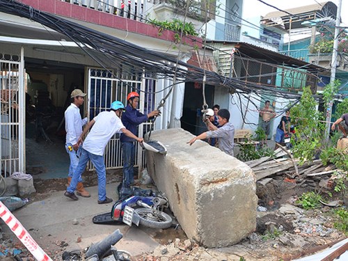 10 khối bê tông ép cọc lăn vào nhà dân đè nát nhiều xe máy