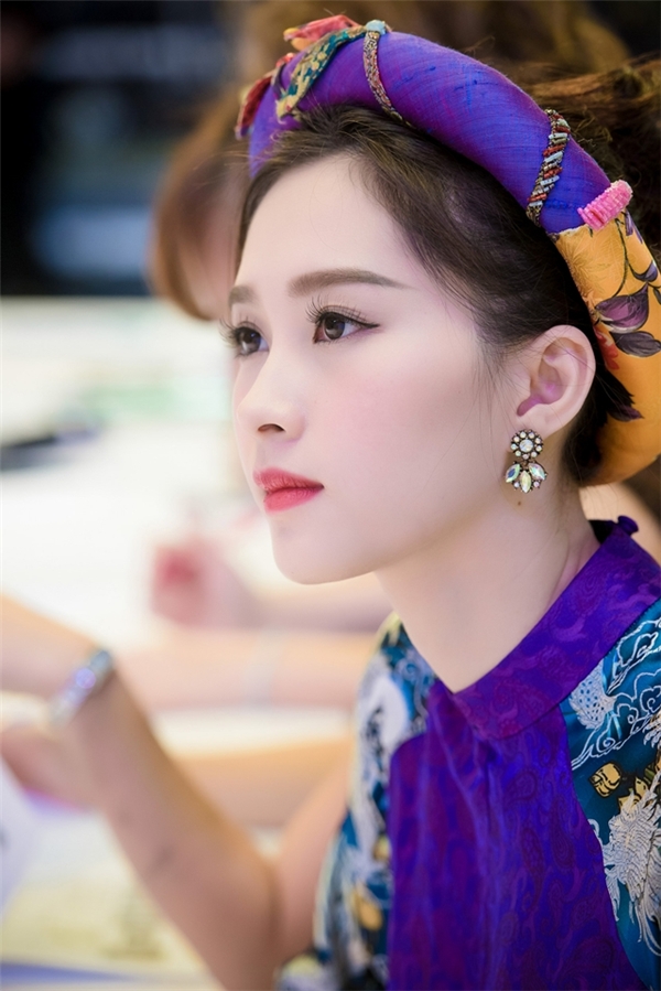 Ngắm Đặng Thu Thảo đẹp không tì vết đi làm giám khảo