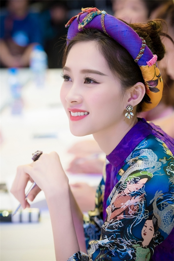 Ngắm Đặng Thu Thảo đẹp không tì vết đi làm giám khảo
