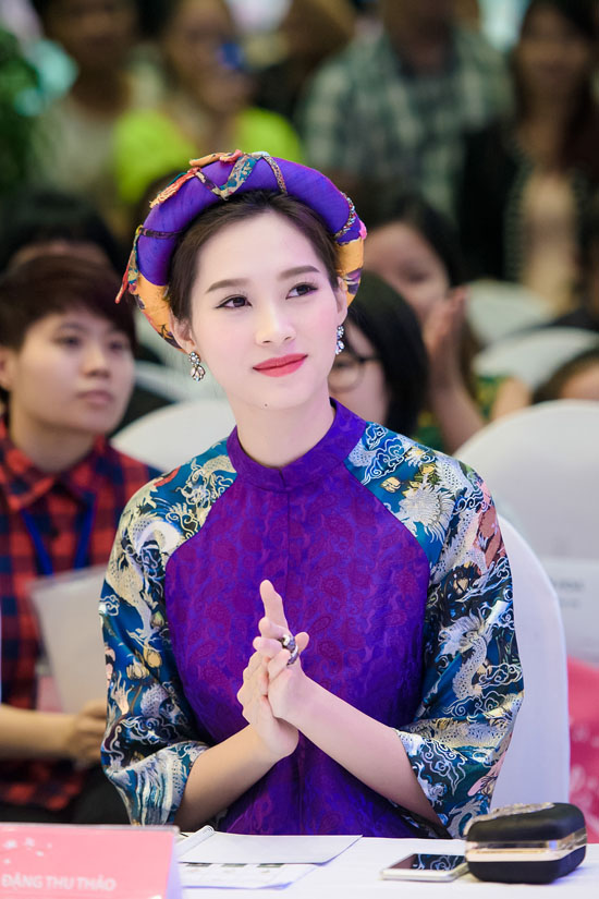 Ngắm Đặng Thu Thảo đẹp không tì vết đi làm giám khảo