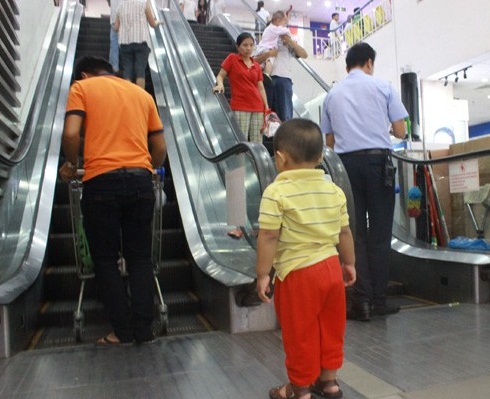 Phụ huynh vẫn không ý thức được thang cuốn rất nguy hiểm với trẻ