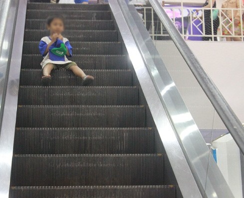 Phụ huynh vẫn không ý thức được thang cuốn rất nguy hiểm với trẻ