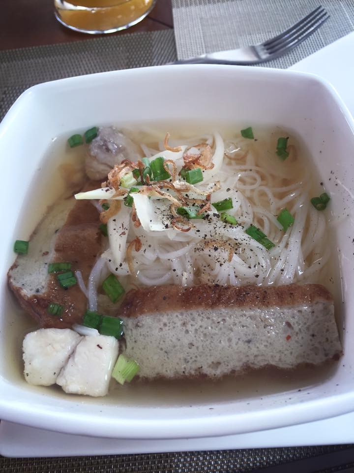 Công Vinh - Thủy Tiên trốn con đi nghỉ dưỡng sang chảnh