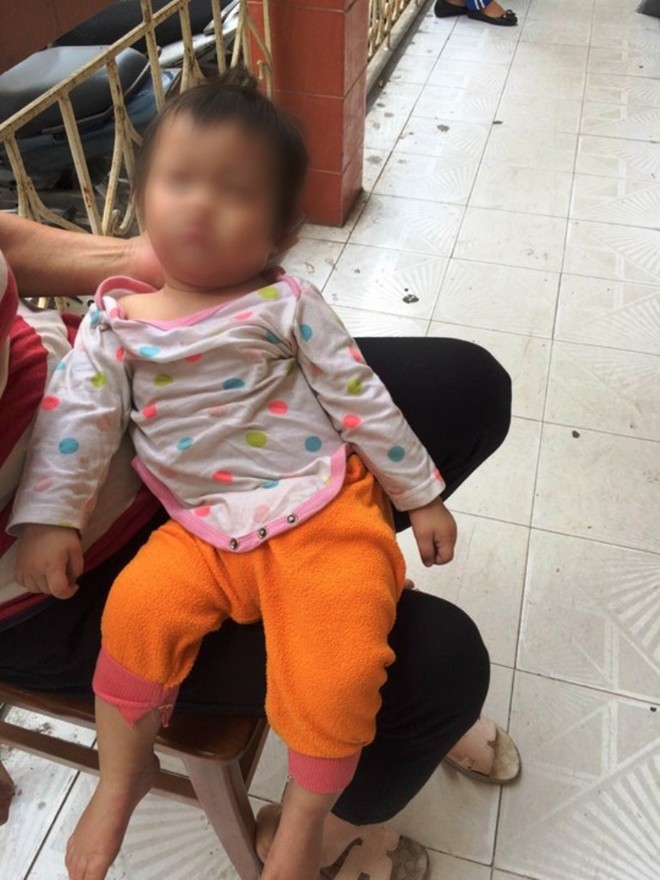 Mẹ trẻ ôm con lao vào đầu ô tô do 