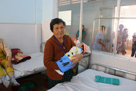 Phép màu cứu sống bé gái sơ sinh bị ném xuống giếng sâu 10m