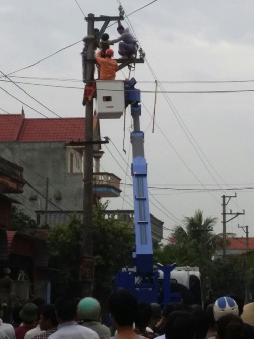 Xác người đàn ông cháy đen trên trụ điện