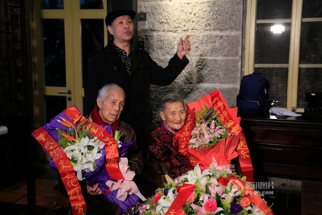 Đôi vợ chồng già chụp ảnh cưới 
