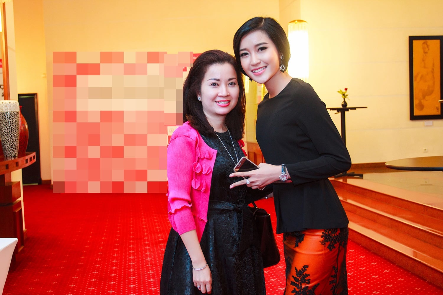 Cận cảnh nhan sắc trẻ đẹp bất ngờ của mẹ hoa hậu, á hậu Việt