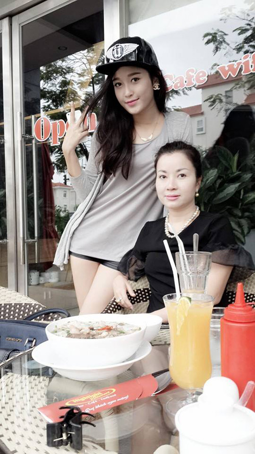 Cận cảnh nhan sắc trẻ đẹp bất ngờ của mẹ hoa hậu, á hậu Việt