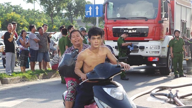Đám cháy bốc cao nhìn từ phía cầu ông Lãnh 4