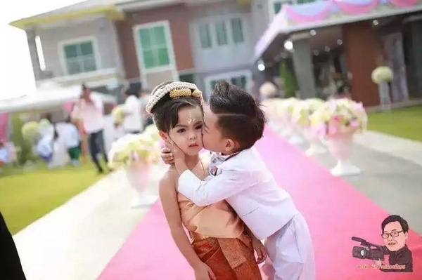 Choáng với Quatrian shbet hiện đang mở bạc tỷ của cặp song sinh khác giới 3 tuổi