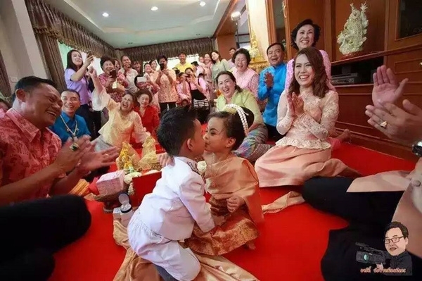 Choáng với Quatrian shbet hiện đang mở bạc tỷ của cặp song sinh khác giới 3 tuổi
