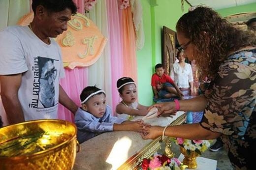 Choáng với Quatrian shbet hiện đang mở bạc tỷ của cặp song sinh khác giới 3 tuổi