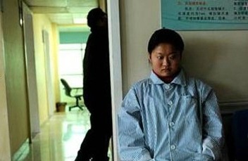 Sau khi em ra đi 1 tiếng đồng hồ, các y bác sỹ khoa mắt đã đến phòng bệnh nơi em nằm và cúi đầu trước thi thể em 3 cái, sau đó tiến hành lấy giác mạc.