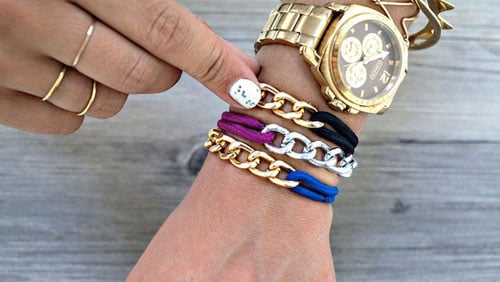 Cổ tay nhiễm trùng vì đeo chun buộc tóc
