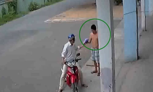 Bảo vệ sập bẫy trộm xe SH bởi chiếc áo mưa 