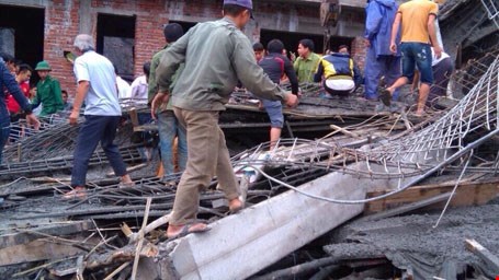 Sập giàn giáo công trình, 16 người bị vùi lấp