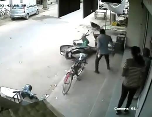 Bé gái ngã văng xuống đường do nghịch xe ga đang nổ máy