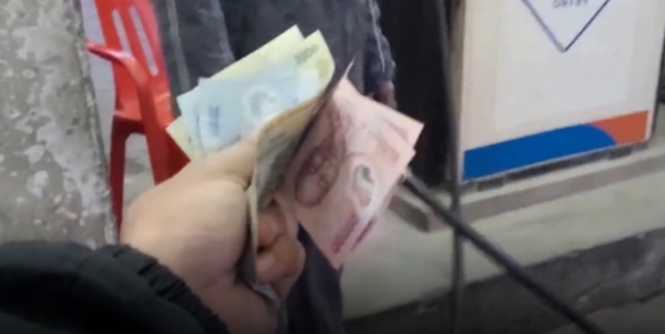 Clip vạch trần nhân viên cây xăng ăn gian tiền của khách
