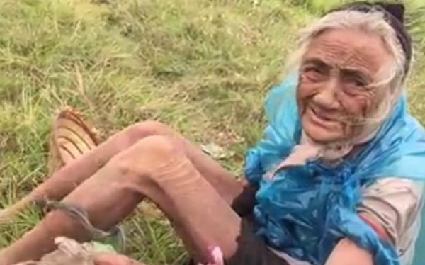 Sự thật về bà cụ 90 tuổi mặc áo rách mò cua bắt ốc trong giá rét