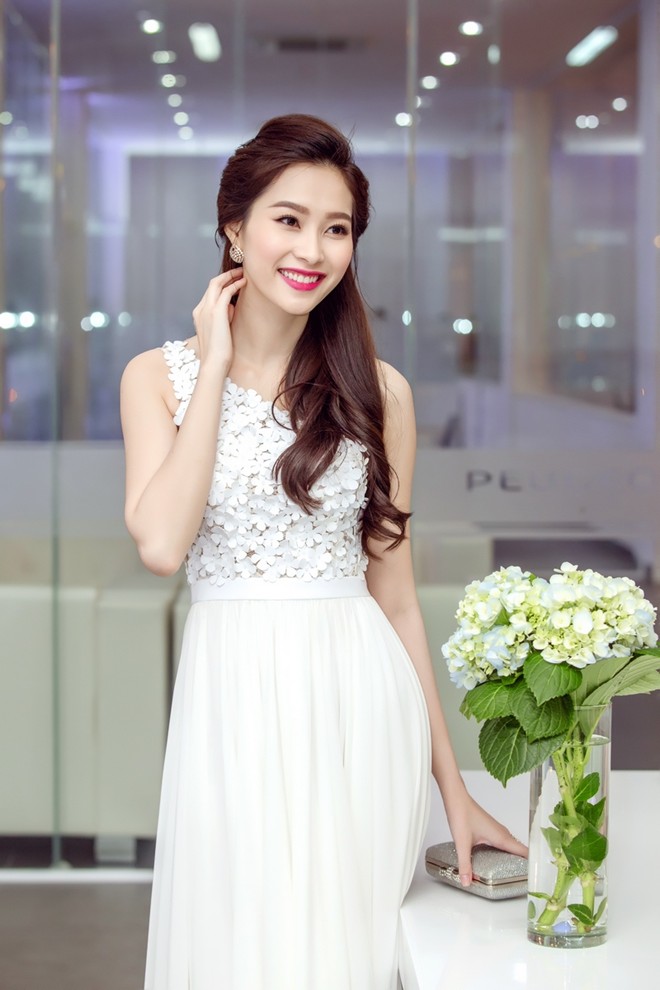 Hoa hậu Thu Thảo khoe chân thon với váy xẻ tà cao tít tắp