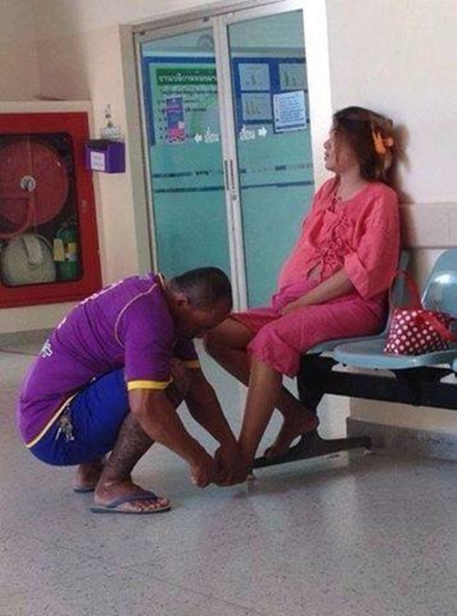 Anh chồng xăm trổ cắt móng chân cho vợ trước phòng khám thai 