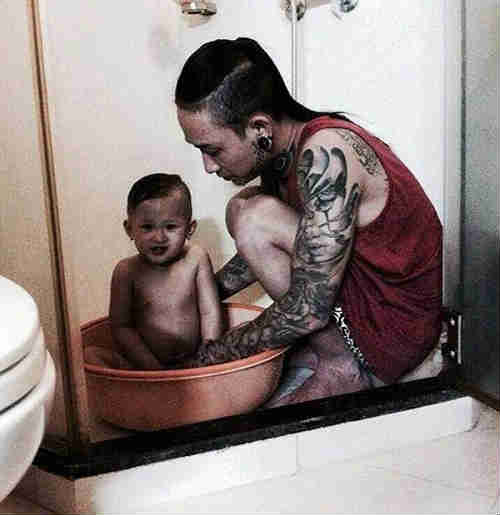 Anh chồng xăm trổ cắt móng chân cho vợ trước phòng khám thai 