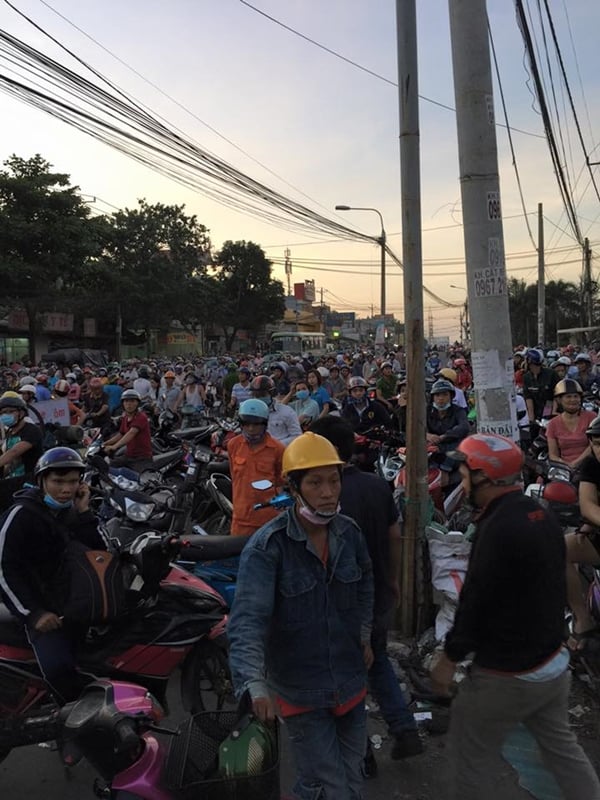 Cảnh sát bao vây kẻ cướp ngân hàng, dùng dao khống chế con tin