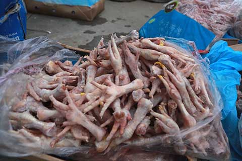 Phát hiện kho lạnh chứa 1 tấn chân gà, tim lợn hôi thối