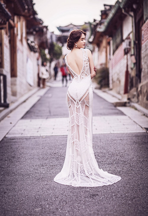 Ngọc Trinh khoe trọn vòng 3 với váy cưới sexy