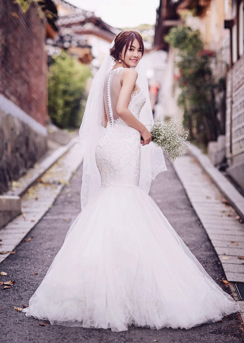 Ngọc Trinh khoe trọn vòng 3 với váy cưới sexy