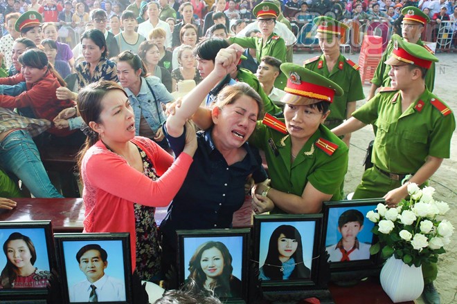 Nước mắt đau đớn của người thân trong suốt phiên xử án Bình Phước