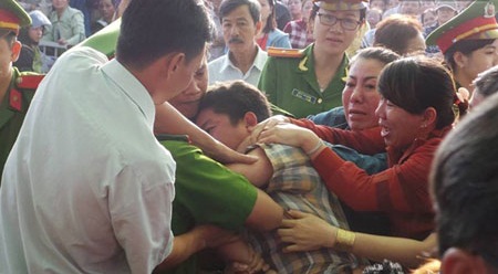 Nước mắt đau đớn của người thân trong suốt phiên xử án Bình Phước