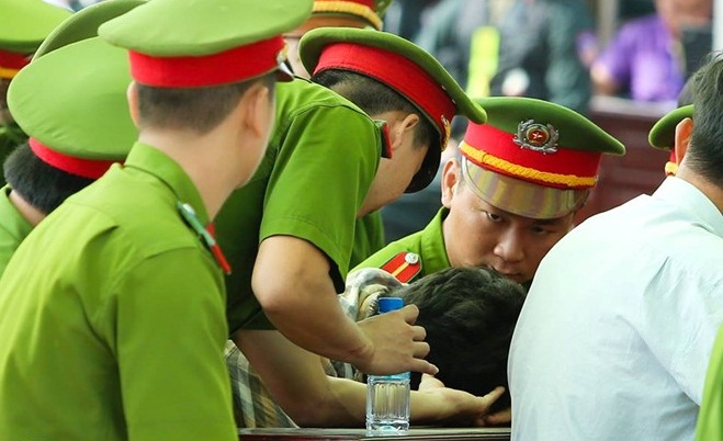 Nước mắt đau đớn của người thân trong suốt phiên xử án Bình Phước