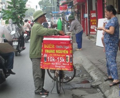 Từ ly cà phê của người Việt đến nghĩa địa khoảng cách rất gần