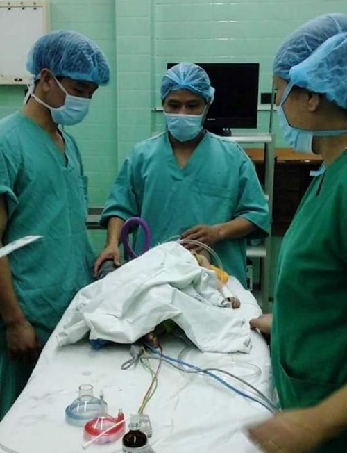 Bé 8 tháng tuổi suýt chết vì nuốt mảnh kẽm vỉ thuốc