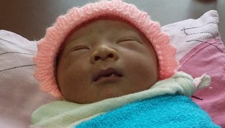 Bé trai sơ sinh bị bỏ rơi trong túi du lịch bên vệ đường