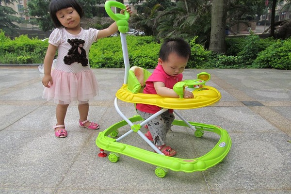 Không muốn con gặp tai nạn khi ngồi xe tập đi, hãy đọc bài này
