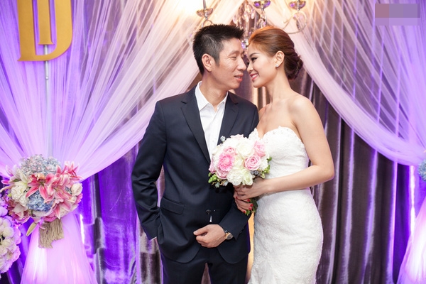 Á hậu Diễm Trang hôn chồng say đắm trong tiệc cưới