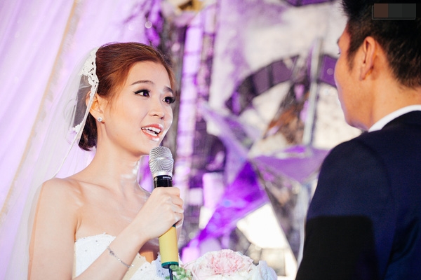 Á hậu Diễm Trang hôn chồng say đắm trong tiệc cưới