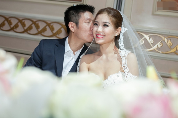 Á hậu Diễm Trang hôn chồng say đắm trong tiệc cưới