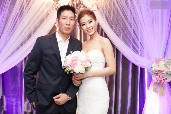 Á hậu Diễm Trang hôn chồng say đắm trong tiệc cưới