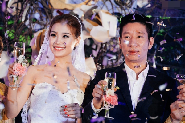 Á hậu Diễm Trang hôn chồng say đắm trong tiệc cưới