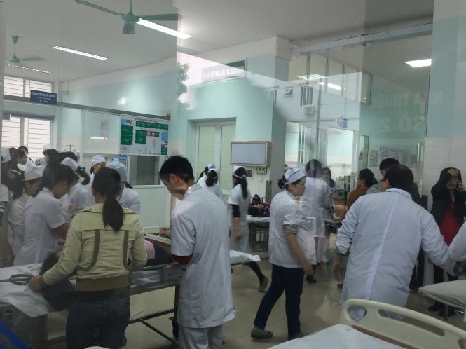 Hơn 1000 công nhân bị ngộ độc sau bữa trưa