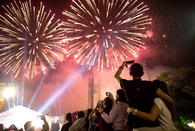 Những hình ảnh bắn pháo hoa Tết Dương lịch 2016 đẹp nhất 4
