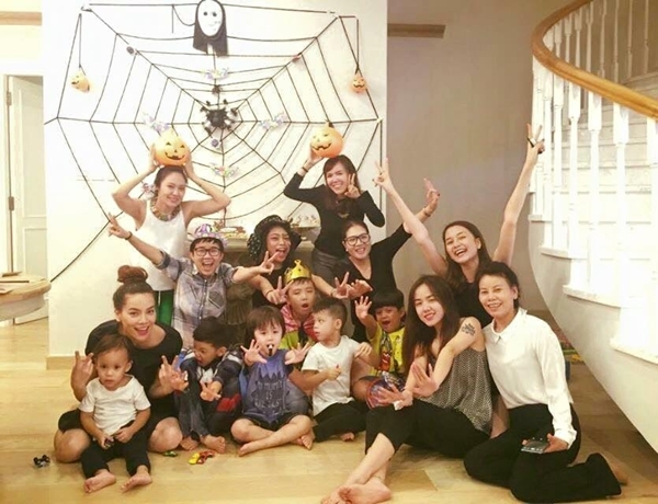Theo chia sẻ, sau khi chạy 3 show diễn, Hồ Ngọc Hà đã lên xe về nhà để tổ chức Halloween cùng con trai.