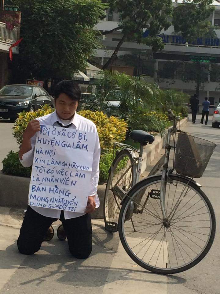 Nam thanh niên khỏe mạnh quỳ gối khóc lóc xin làm người bán hàng