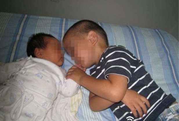 Bố mẹ chủ quan để con 3 tuổi trông em 4 tháng và cái kết đau lòng
