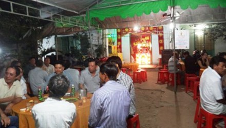 Chồng đâm vợ trong buồng ngủ rồi tự sát